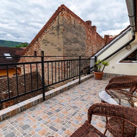 Residence 48 Beautiful Building Within Moments From The Old Town Of Брашов Екстериор снимка