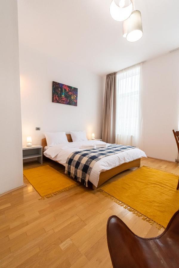 Residence 48 Beautiful Building Within Moments From The Old Town Of Брашов Екстериор снимка