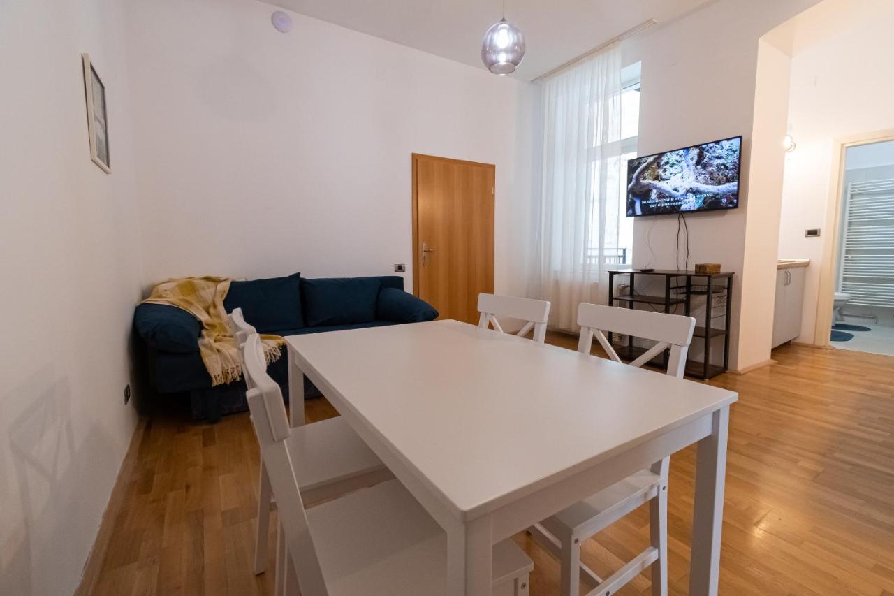 Residence 48 Beautiful Building Within Moments From The Old Town Of Брашов Екстериор снимка