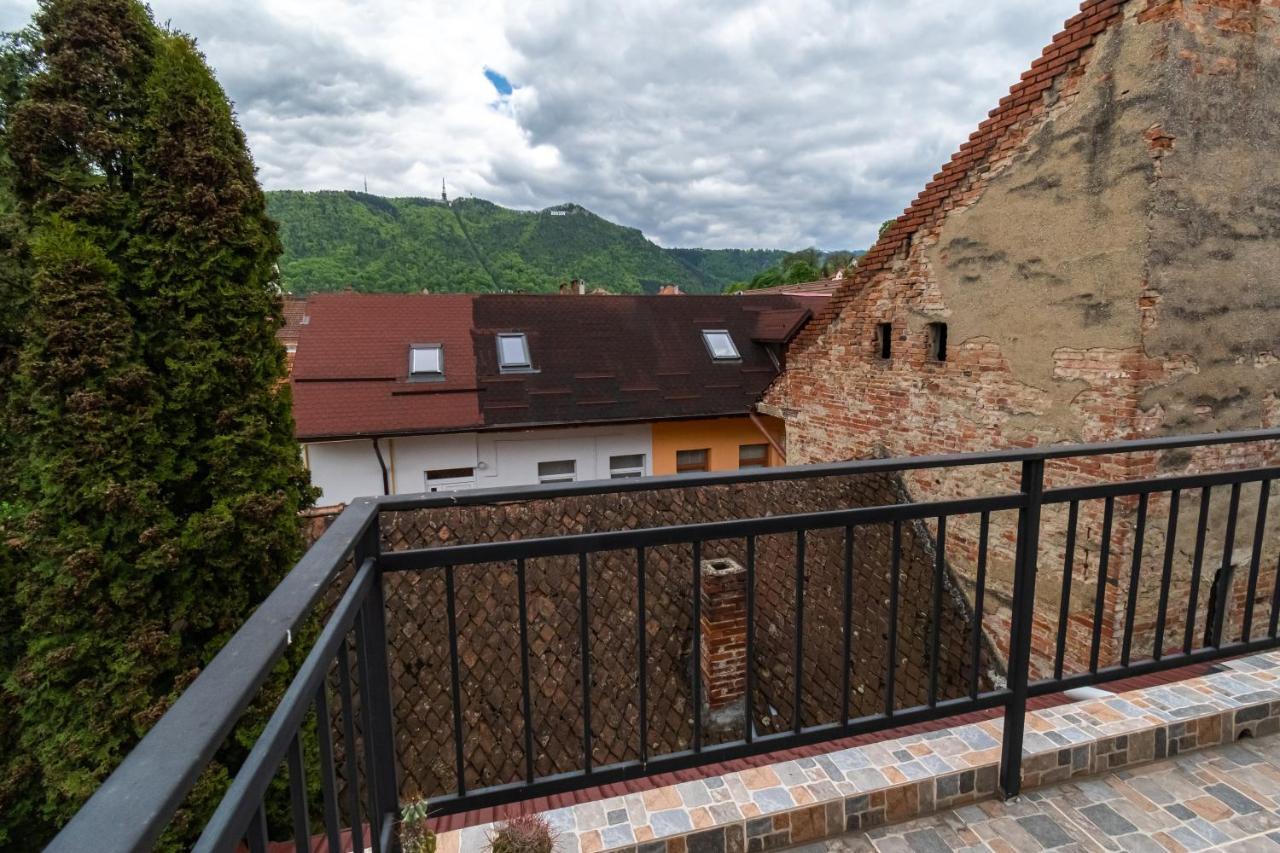 Residence 48 Beautiful Building Within Moments From The Old Town Of Брашов Екстериор снимка