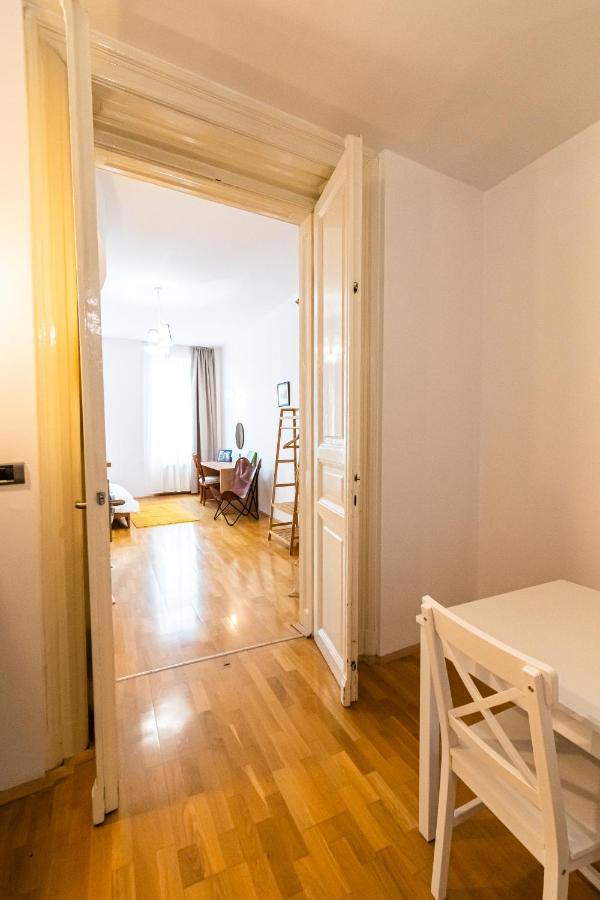 Residence 48 Beautiful Building Within Moments From The Old Town Of Брашов Екстериор снимка