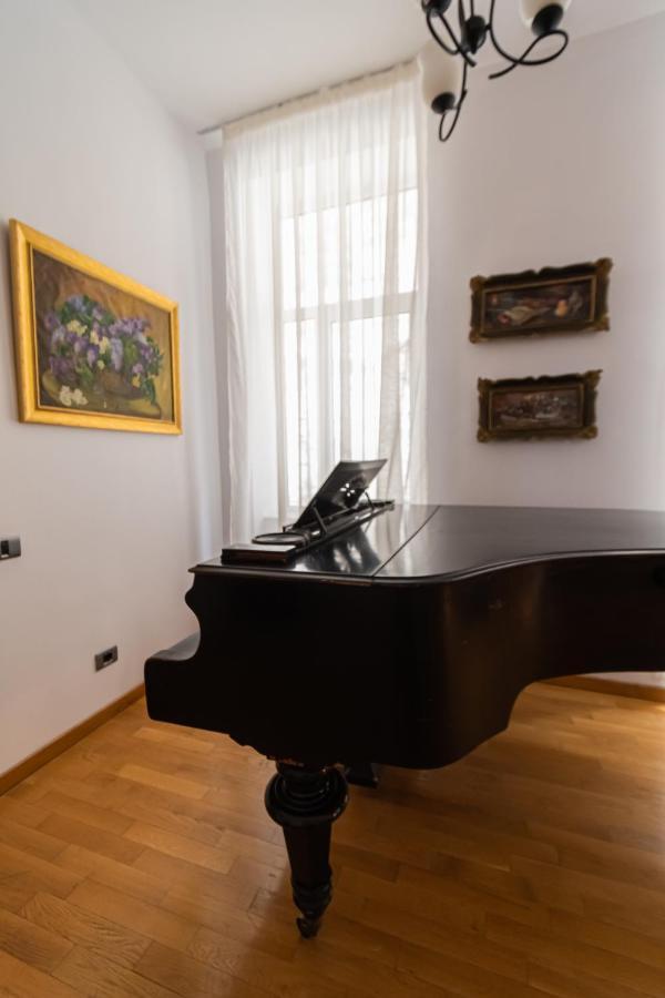 Residence 48 Beautiful Building Within Moments From The Old Town Of Брашов Екстериор снимка