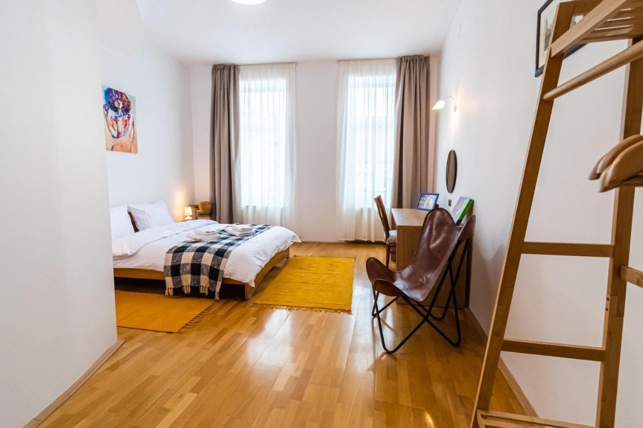 Residence 48 Beautiful Building Within Moments From The Old Town Of Брашов Екстериор снимка