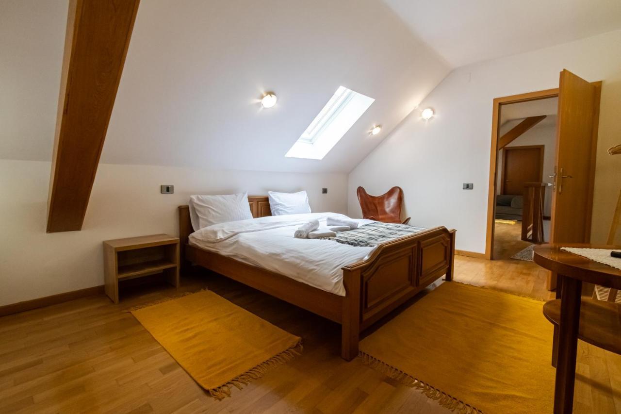 Residence 48 Beautiful Building Within Moments From The Old Town Of Брашов Екстериор снимка