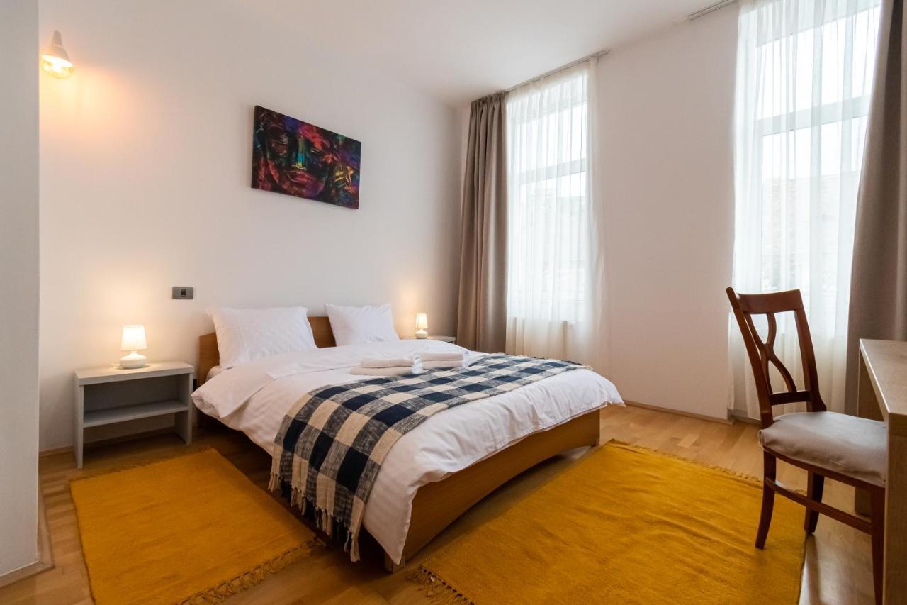 Residence 48 Beautiful Building Within Moments From The Old Town Of Брашов Екстериор снимка