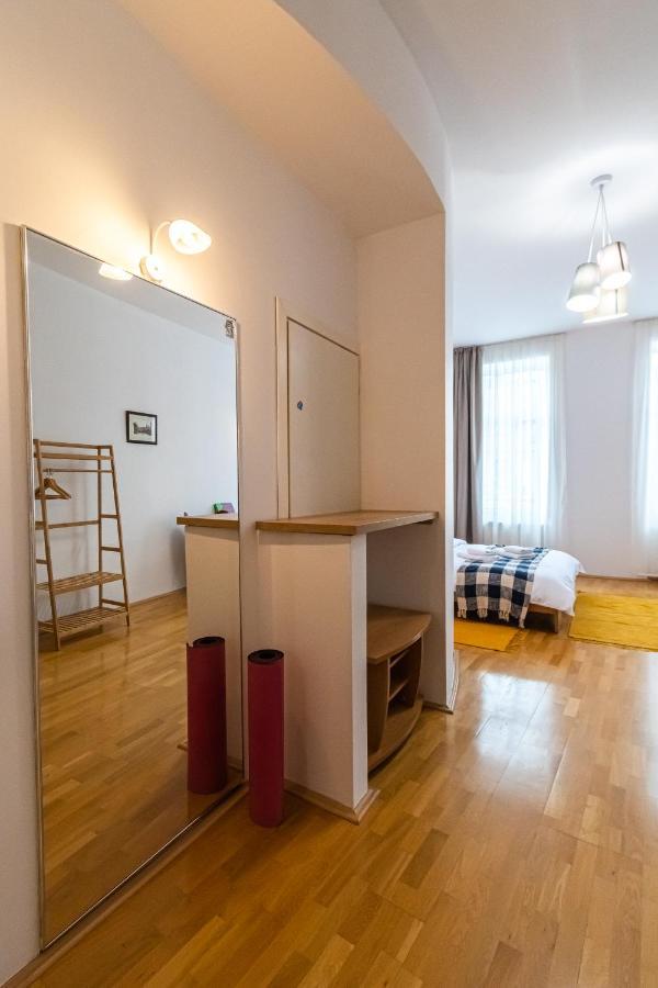 Residence 48 Beautiful Building Within Moments From The Old Town Of Брашов Екстериор снимка