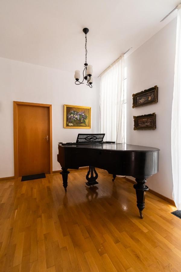 Residence 48 Beautiful Building Within Moments From The Old Town Of Брашов Екстериор снимка